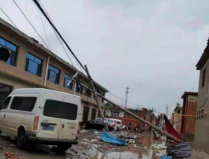 供電公司用張線器等工具搶修保定清苑受損線路