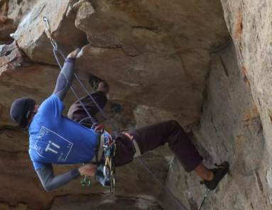 攀巖時(shí)應(yīng)該怎么使用安全鉤