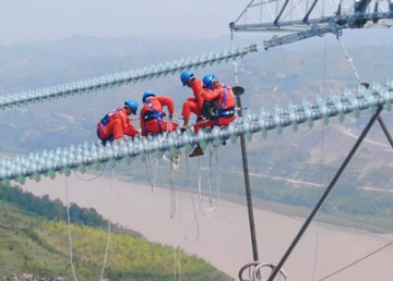 電力人員利用緊線器完成接地刀閘更換工作